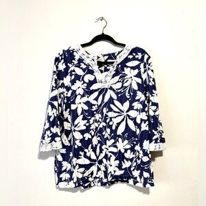 WOMENS ALFRED DUNNER BLUE WHITE FLORAL TRAVEL TOP SIZE 16